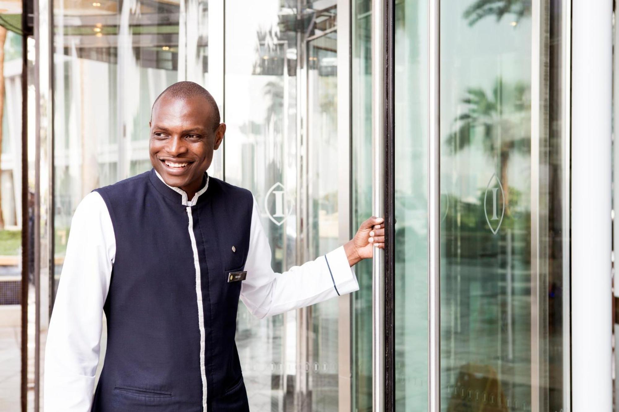 Intercontinental Residence Suites Dubai Festival City By Ihg Luaran gambar A doorman at the Four Seasons Hotel in London