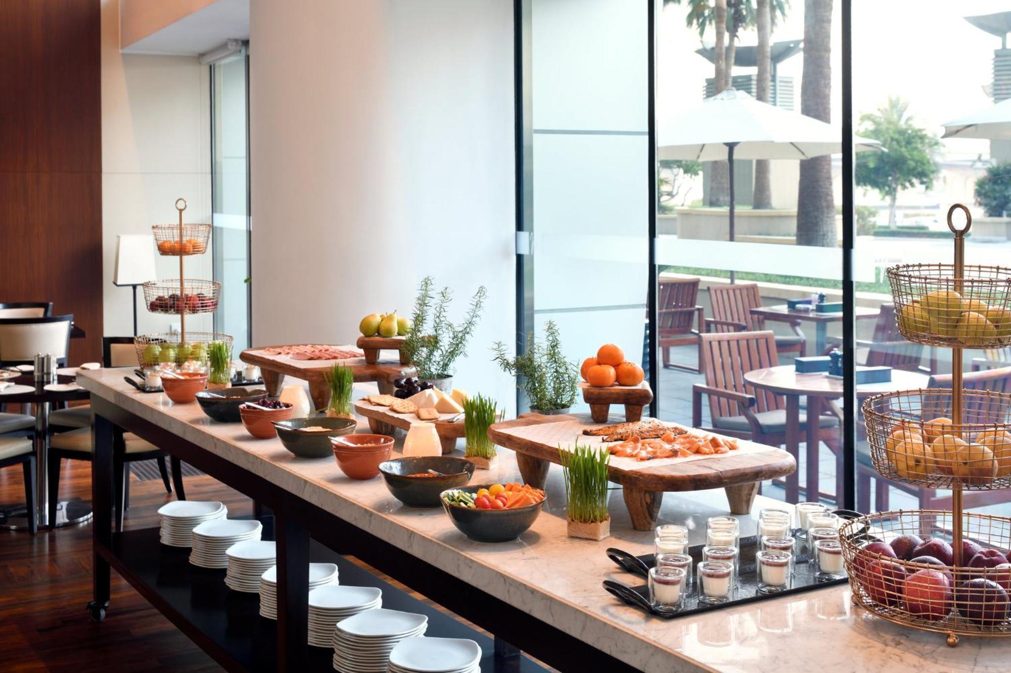 Intercontinental Residence Suites Dubai Festival City By Ihg Luaran gambar A buffet at a hotel