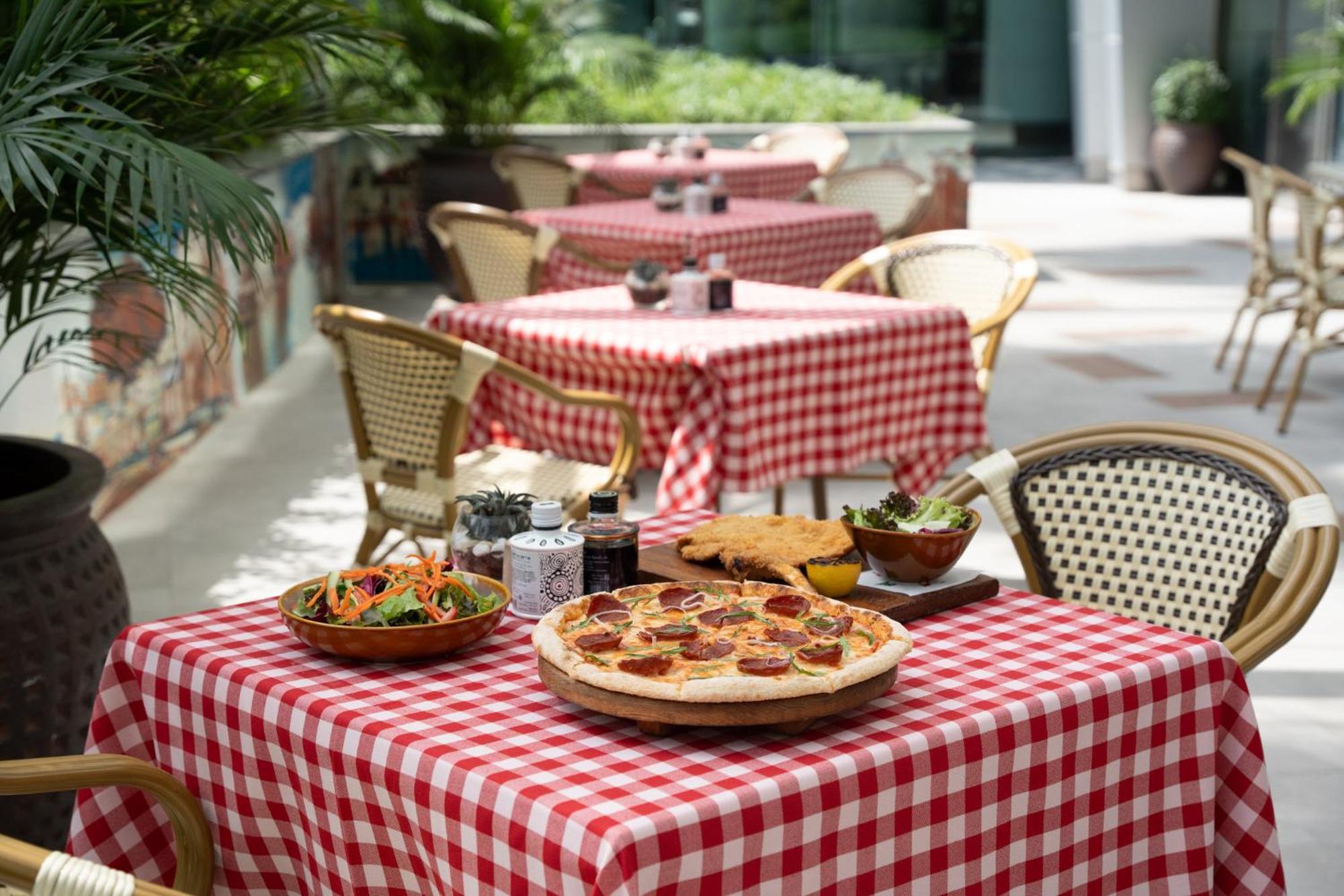 Intercontinental Residence Suites Dubai Festival City By Ihg Luaran gambar A table with a red and white checkered tablecloth