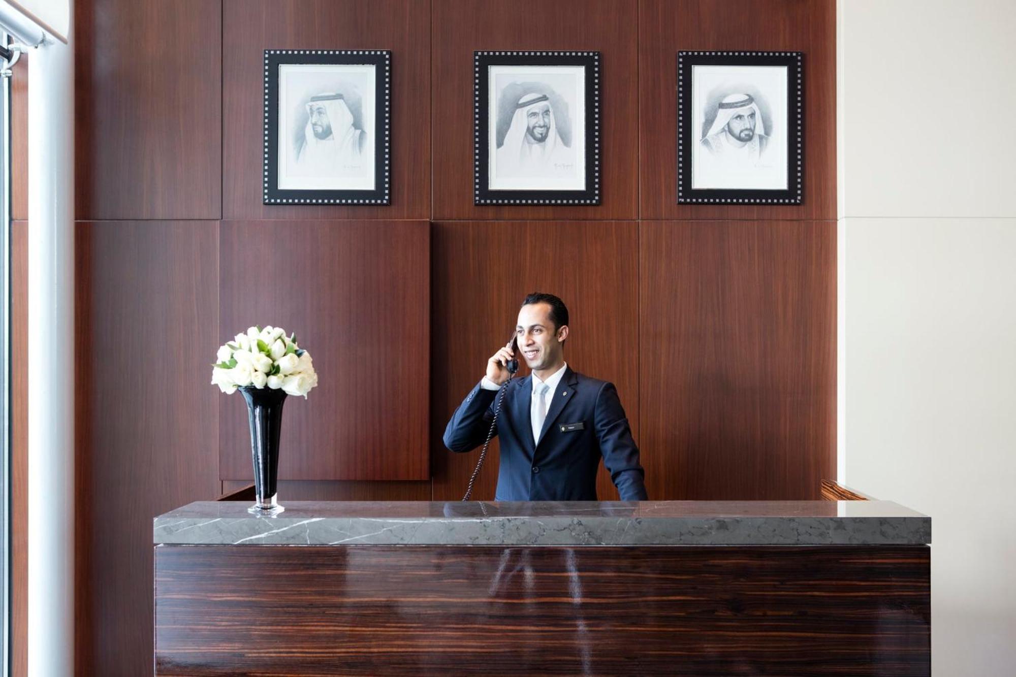 Intercontinental Residence Suites Dubai Festival City By Ihg Luaran gambar A hotel concierge