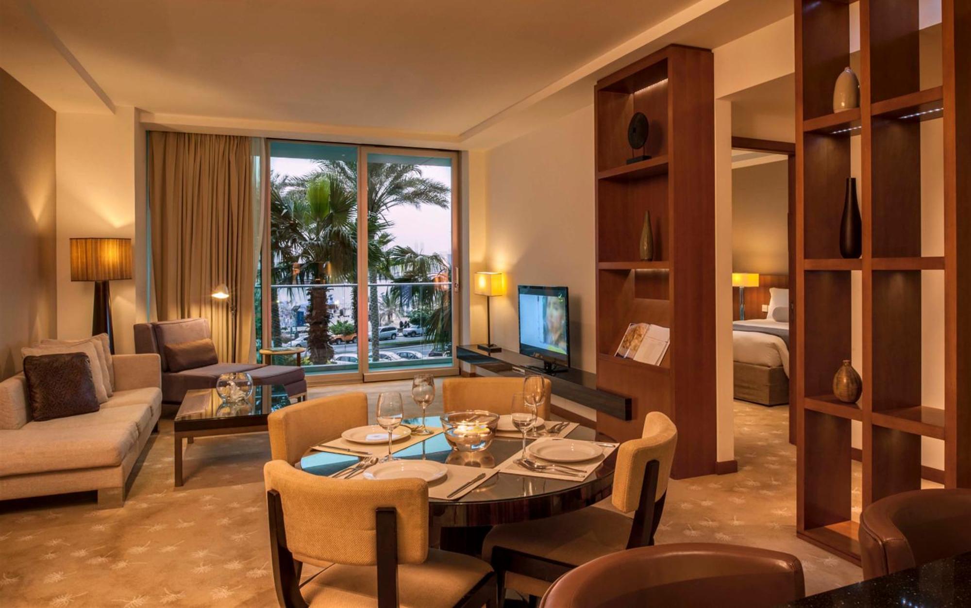 Intercontinental Residence Suites Dubai Festival City By Ihg Luaran gambar A suite at Jumeirah Atlantis